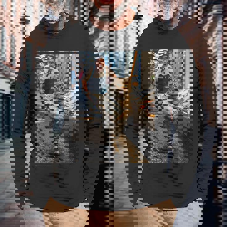 猫が魚市場を盗む冒険ファニーアートミーム 長袖Tシャツ 高齢者への贈り物