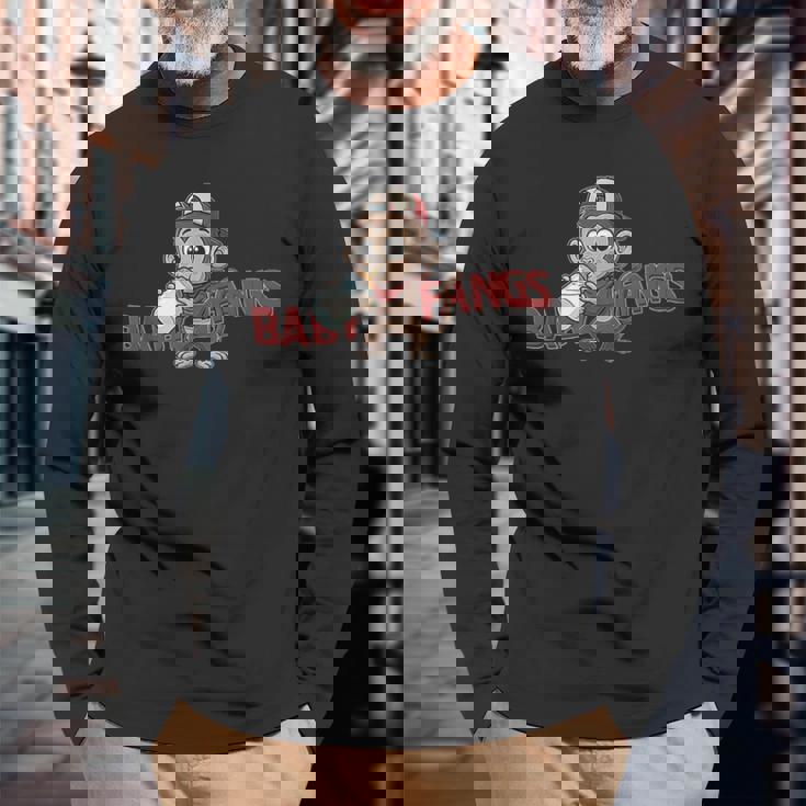 猿 子猿 ミルクを飲む赤ちゃん猿【Baby Fangs】 長袖Tシャツ 高齢者への贈り物