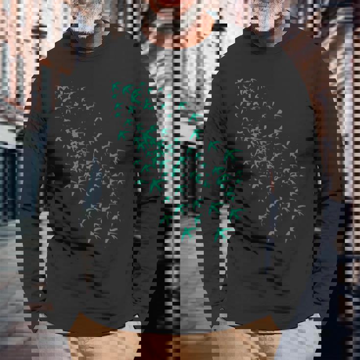 空と自然の鳥の群れ ツバメの空飛ぶ群れ 長袖Tシャツ 高齢者への贈り物