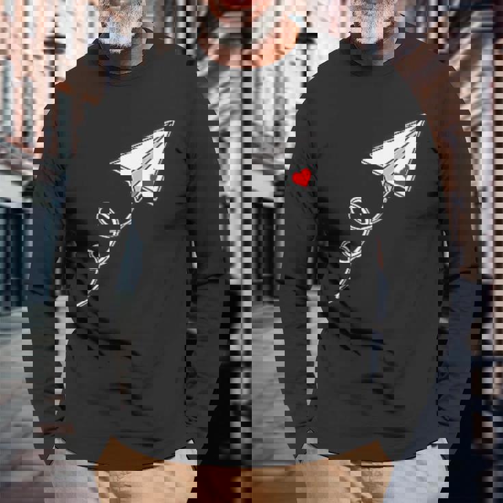 赤いハートの紙飛行機、紙飛行機のメッセージ 長袖Tシャツ 高齢者への贈り物