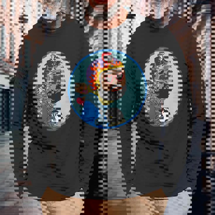 赤ちゃんをおんぶしたファンキー男 ハート型のサングラス ミニダルマ ヒゲ ファイヤーパターンのヘルメット 長袖Tシャツ 高齢者への贈り物