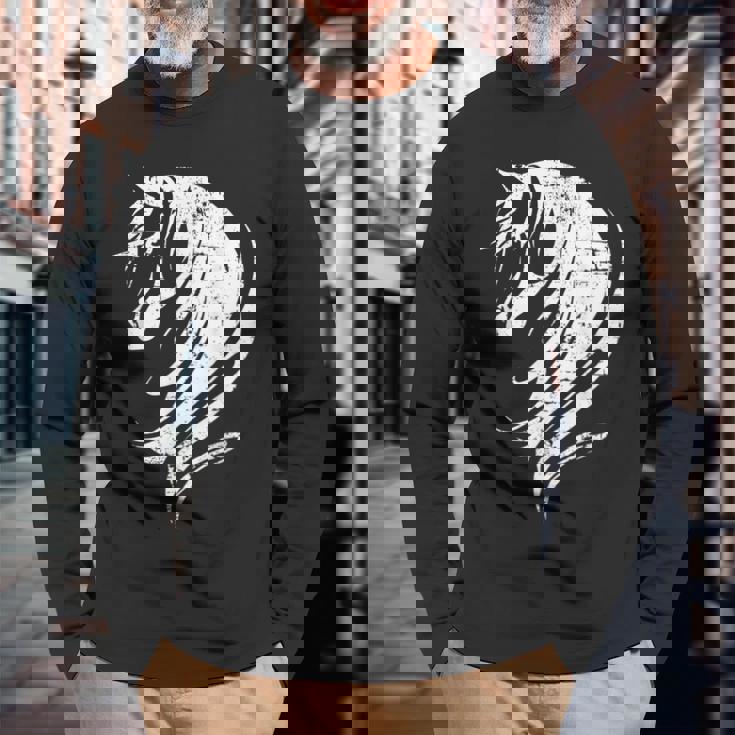 長い馬のたてがみを持つ美しい馬 長袖Tシャツ 高齢者への贈り物