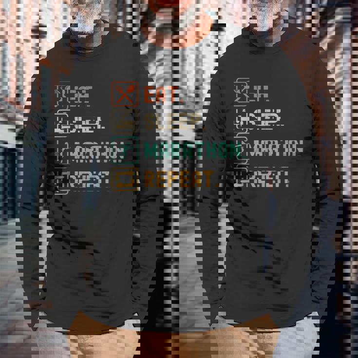 食べる睡眠マラソンリピート面白いマラソンランナー 長袖Tシャツ 高齢者への贈り物