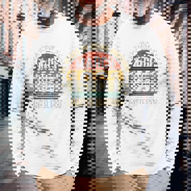 1961年3月の誕生日記念限定版ヴィンテージ65歳。 長袖Tシャツ 高齢者への贈り物