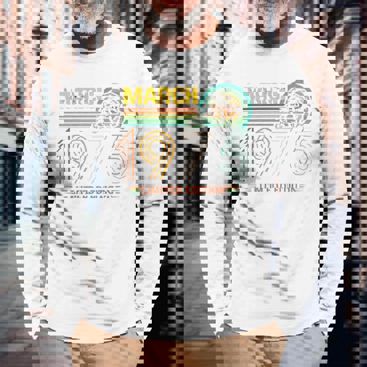 On Back- 1975年3月の誕生日 限定版 ヴィンテージ 51歳 長袖Tシャツ 高齢者への贈り物