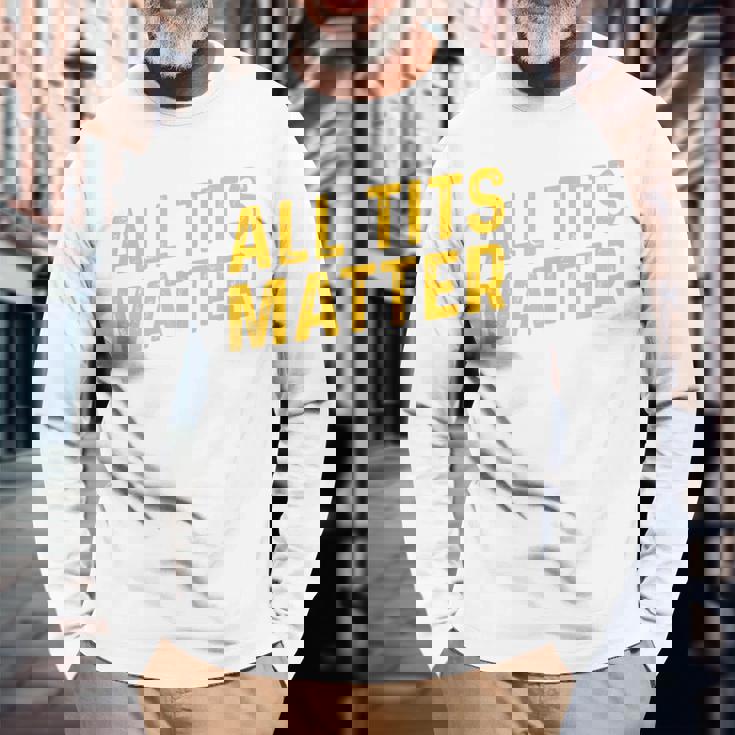 すべてのおっぱいは重要 長袖Tシャツ 高齢者への贈り物