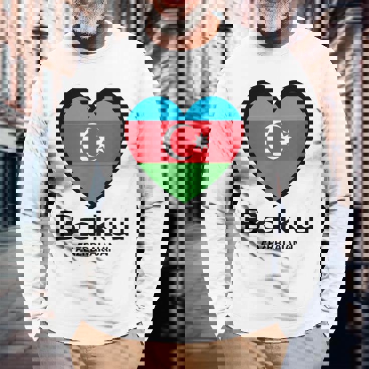 アゼルバイジャン バクー 長袖Tシャツ 高齢者への贈り物