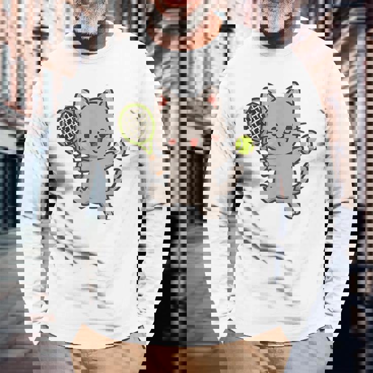 テニスをする猫。かわいいスポーツ猫。 長袖Tシャツ 高齢者への贈り物