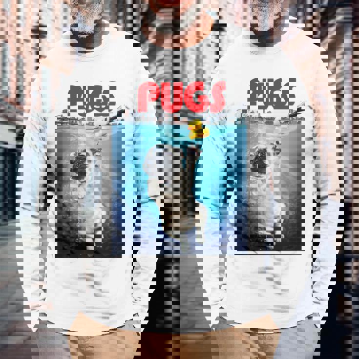 ニューヨーク港でゴム製のアヒルのおもちゃで遊ぶかわいいパグ犬 長袖tシャツ 長袖Tシャツ 高齢者への贈り物