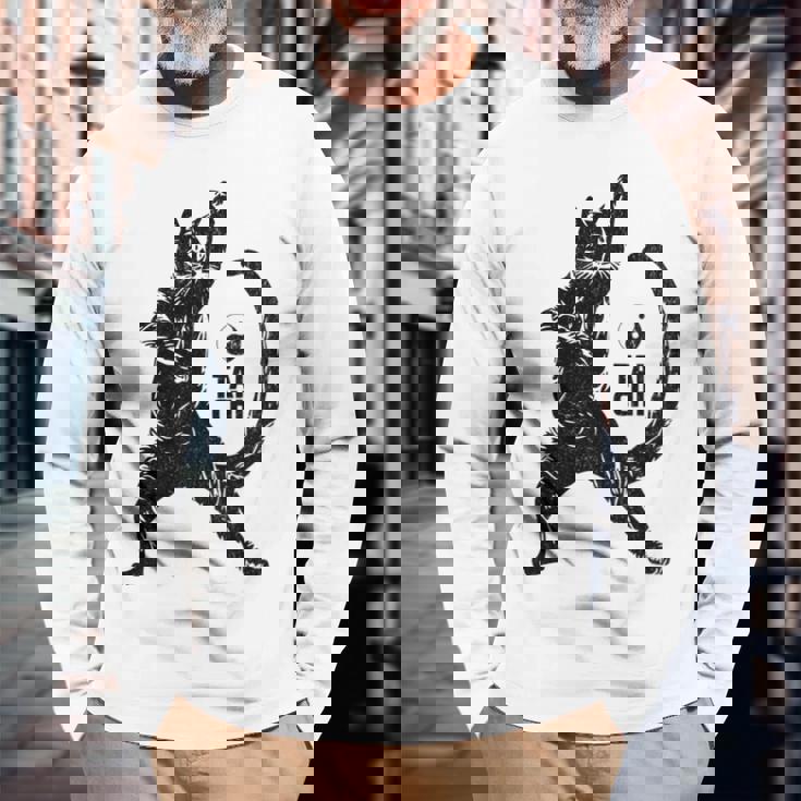 太極拳の練習をしている陽気な猫 陰陽 長袖tシャツ 長袖Tシャツ 高齢者への贈り物