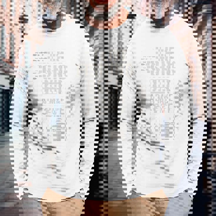 私はビール釣りが好きで、背中には3人で面白い釣りが好きです。 長袖Tシャツ 高齢者への贈り物