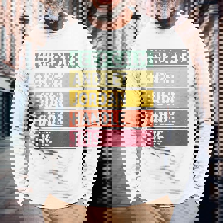落ち着いて、ジョーダンにこの面白いレトロな引用を任せてください 長袖Tシャツ 高齢者への贈り物