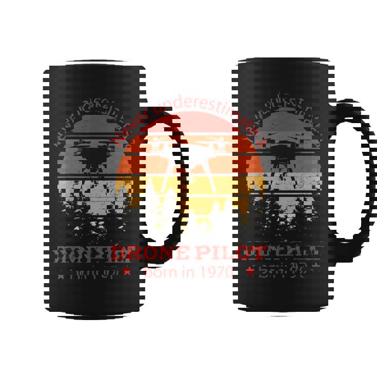 1970 年生まれのドローンパイロット、誕生日、クワドロコプター・ドローン コーヒーマグ