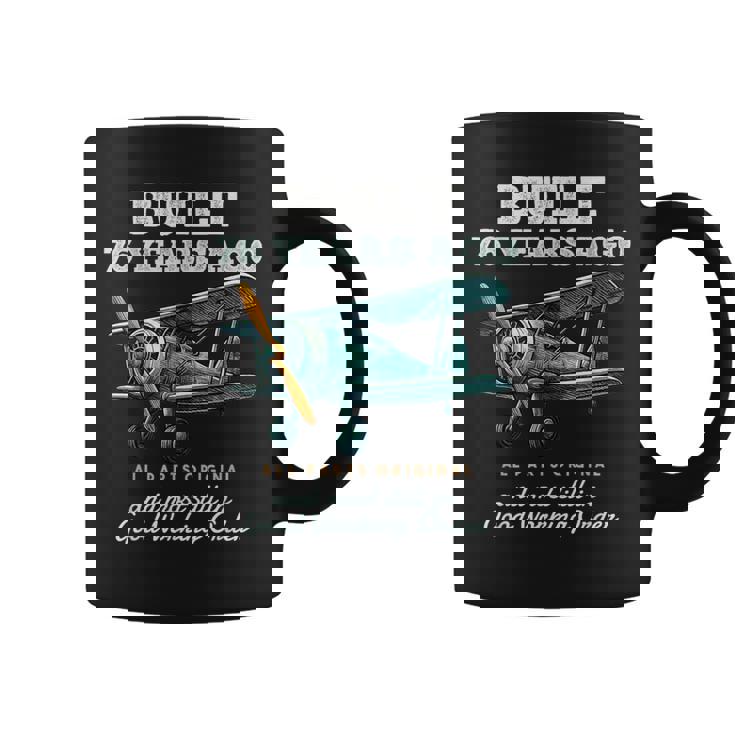 76年前に建てられた古いヴィンテージ飛行機76歳の誕生日男性。 コーヒーマグ