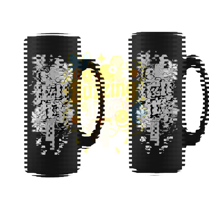 Buzzing Into 4 かわいい蜂 4歳の誕生日パーティーデザイン コーヒーマグ