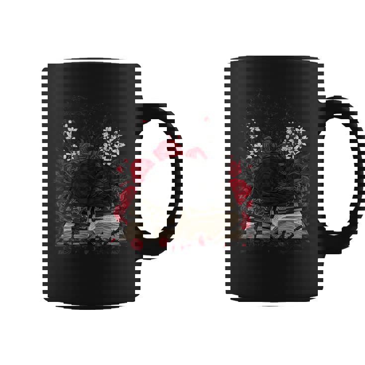 Gato Negro Durmiendo En Brujas Grimorio Con Rosas Espinas Taza de café