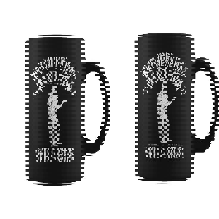 ギターで老人を過小評価しないでください面白い引用 長袖tシャツ コーヒーマグ