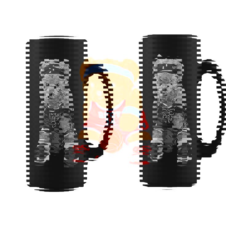 クールなテディベアがバスケットボールのイラストグラフィックデザインを演じます。 コーヒーマグ