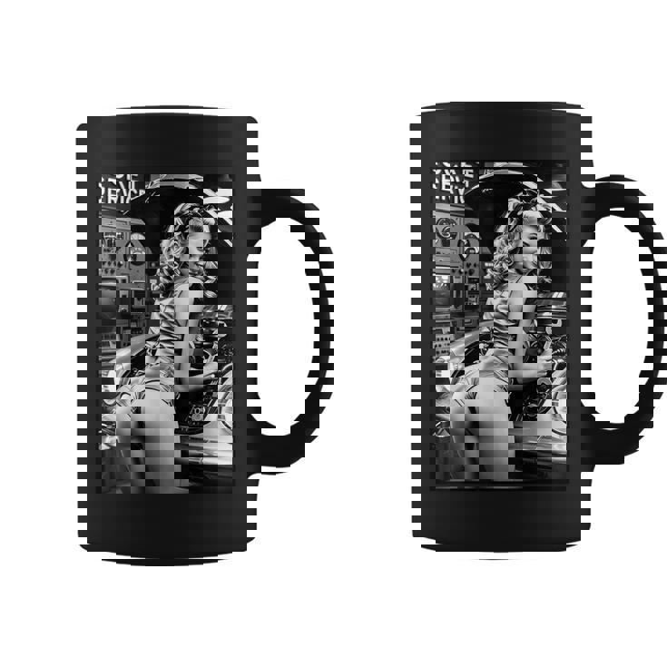 セクシーガールグラフィックtシャツ セクシーブロンドメカニックピンナップガールbw コーヒーマグ