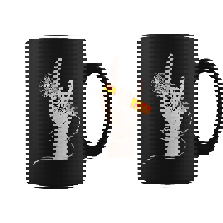 ボーカルマイクを持つロックシンガーの手 コーヒーマグ