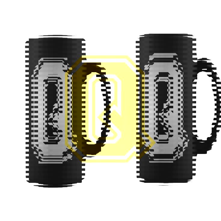 大文字 Q プリントされた明るいスタイルのデザイン。 コーヒーマグ