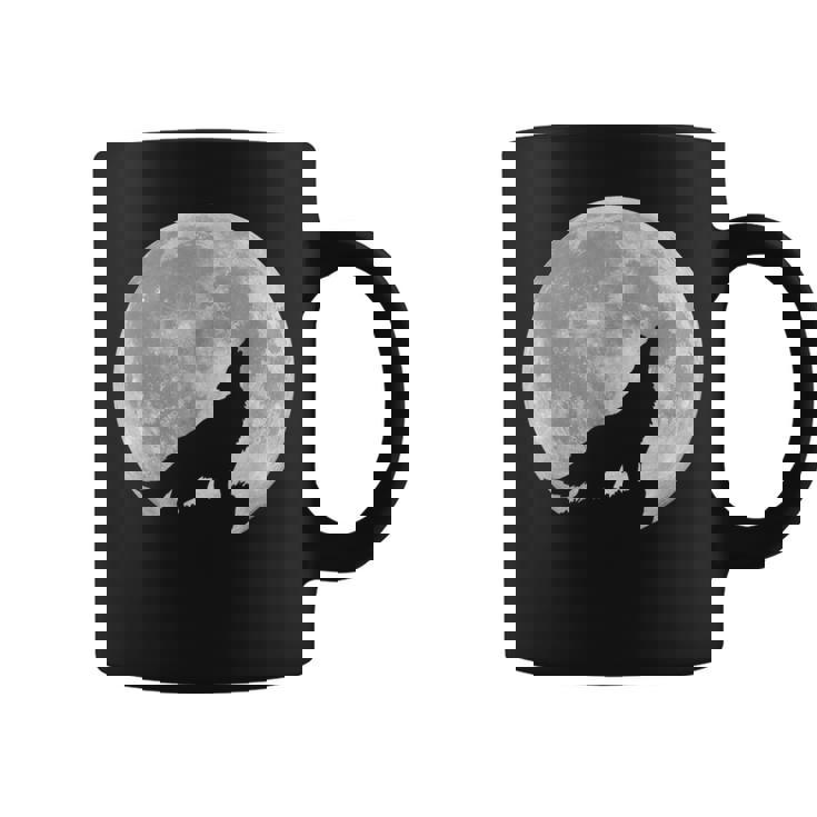 月に吠えるオオカミのシルエット。 コーヒーマグ
