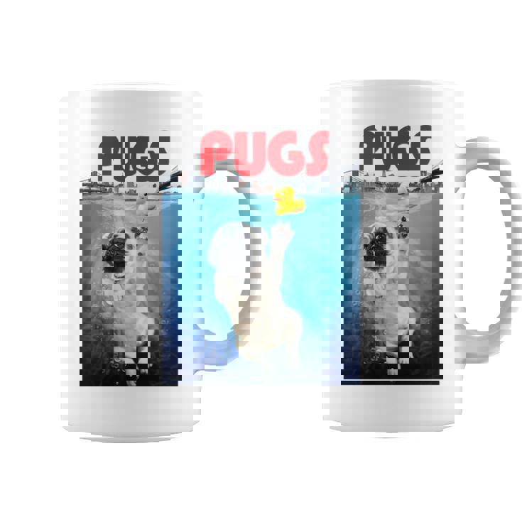 ニューヨーク港でゴム製のアヒルのおもちゃで遊ぶかわいいパグ犬 長袖tシャツ コーヒーマグ