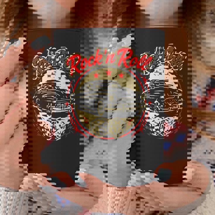 1950年代ロックンロールクラシックカーとサイコロロカビリー コーヒーマグ 面白い贈り物