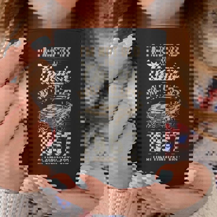 69歳の誕生日 1957年生まれのクラシックカー コーヒーマグ 面白い贈り物