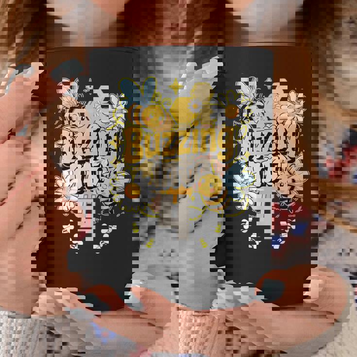 Buzzing Into 4 かわいい蜂 4歳の誕生日パーティーデザイン コーヒーマグ 面白い贈り物