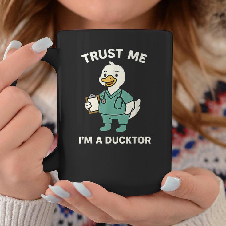 Trust Me I'm A Ducktor メディカルしゃれクワック ダックドクター コーヒーマグ 面白い贈り物