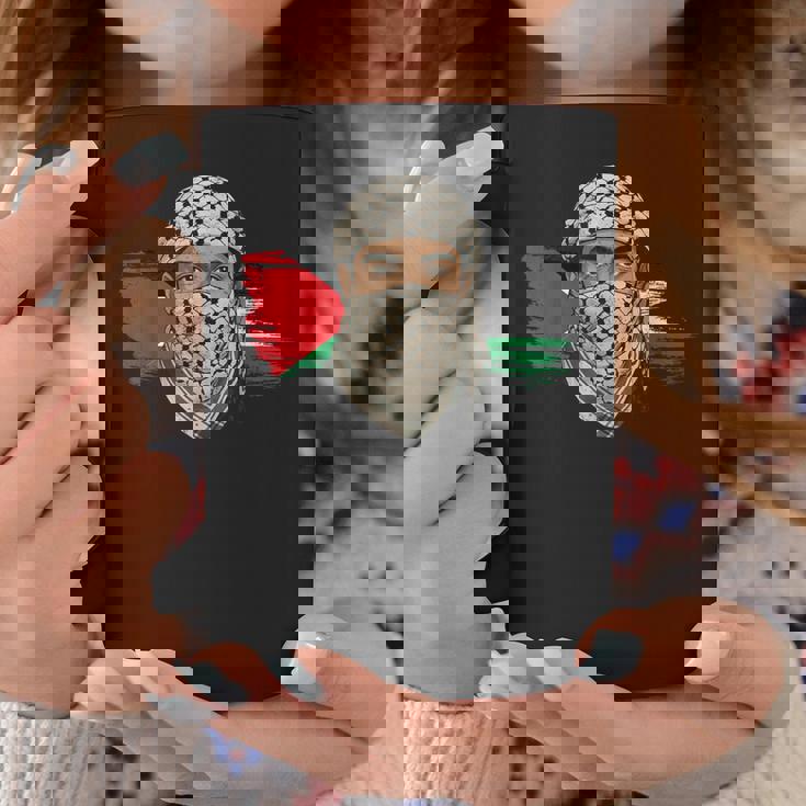 Keffiyehスカーフのパレスチナの若い男 パレスチナサポーター コーヒーマグ 面白い贈り物