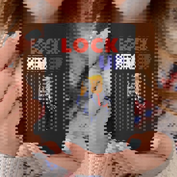 Lock Him Up Anti Trump Political コーヒーマグ 面白い贈り物