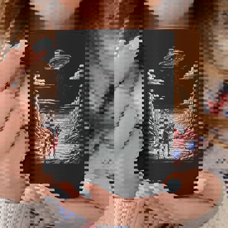 Lone Cowboy Watching Ufo 空飛ぶ円盤 キャニオン コーヒーマグ 面白い贈り物