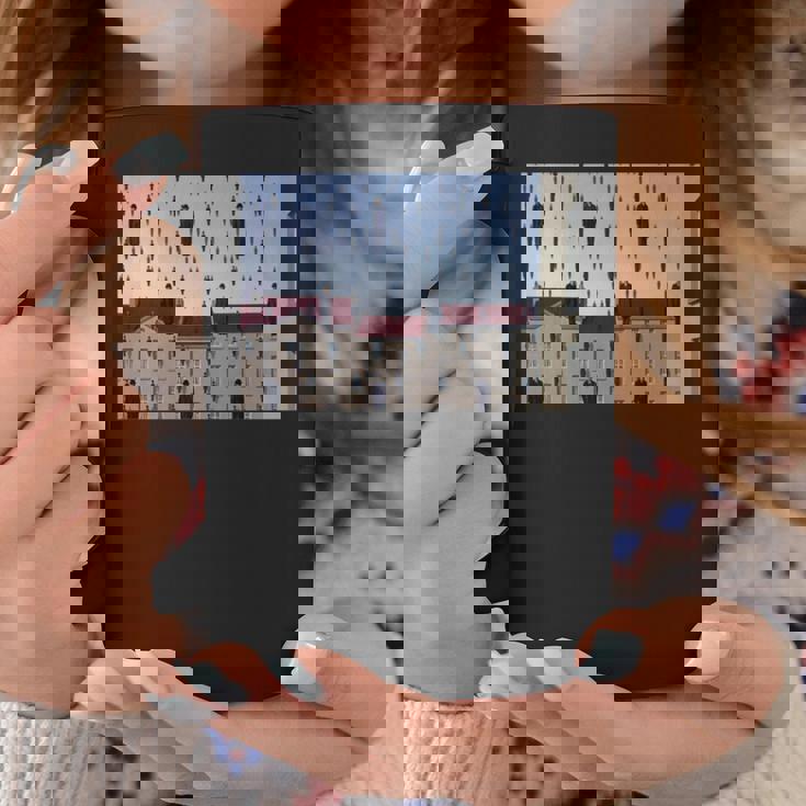 Magritteによるゴルコンダの有名な絵画。 長袖tシャツ コーヒーマグ 面白い贈り物