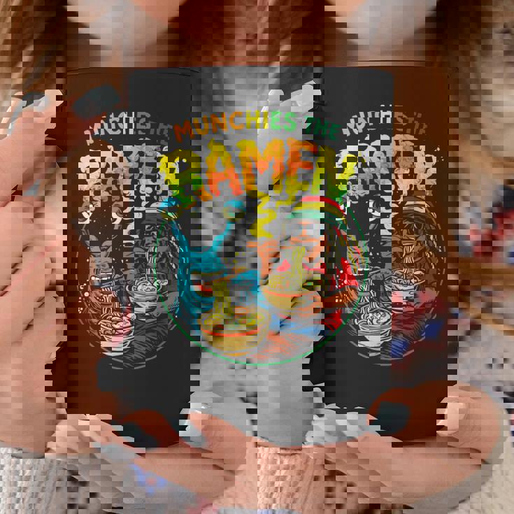 Munchies ラーメンを食べるエイリアン ドレッドヘアアート コーヒーマグ 面白い贈り物