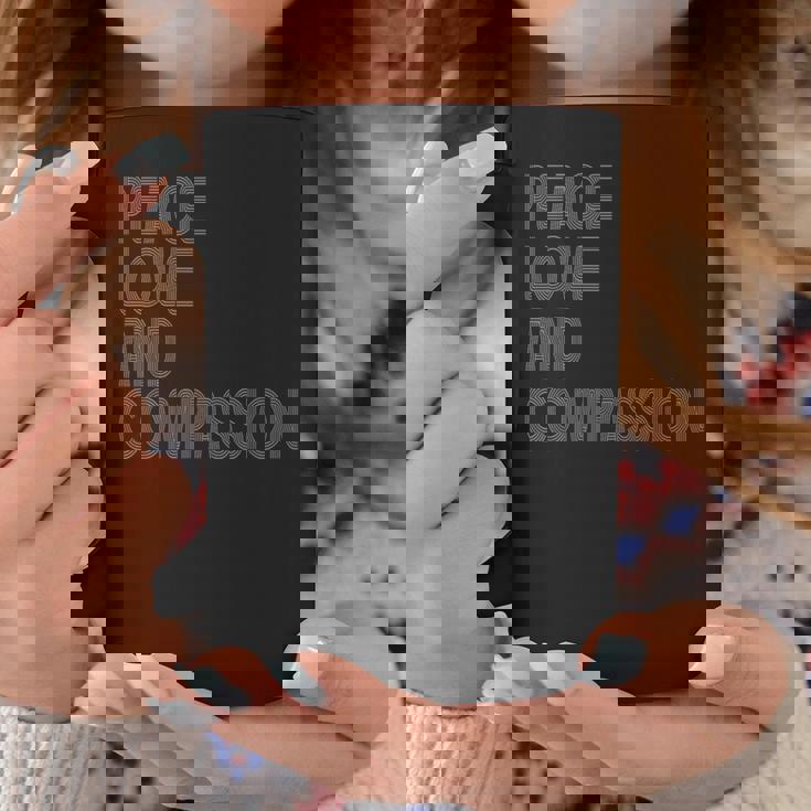 Peace Love And Compassion シャツ インスピレーションを与える引用 レトロ コーヒーマグ 面白い贈り物