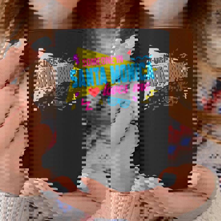 Someone Inanta Monica Loves Me 80S サンタモニカの誰かが私に80年代を愛しています 長袖tシャツ コーヒーマグ 面白い贈り物