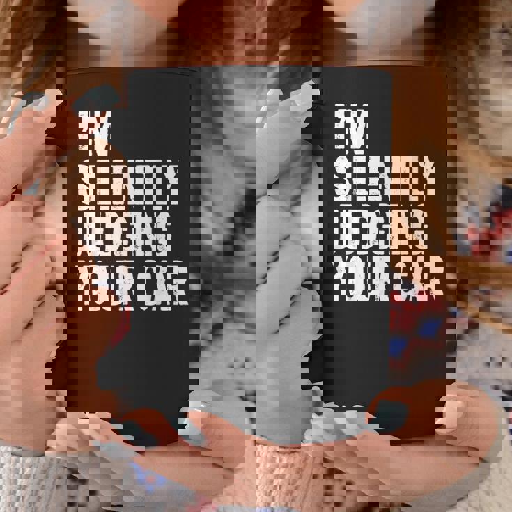 あなたの車を黙って判断してる面白いドライバーの名言 コーヒーマグ 面白い贈り物