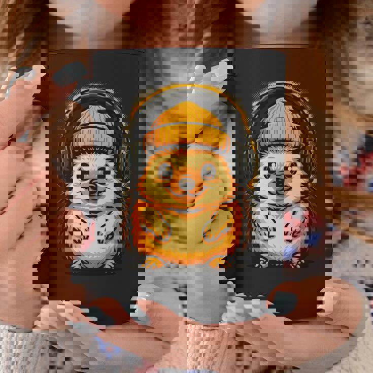 かわいいハリネズミ、ビーニーとヘッドフォン、居心地の良い音楽愛好家。 長袖tシャツ コーヒーマグ 面白い贈り物