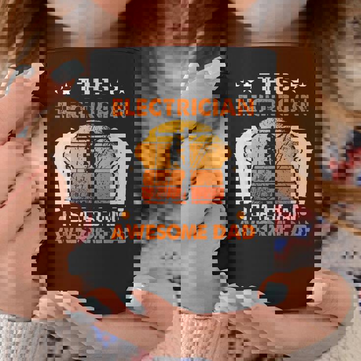 メンズ この電気屋さんは、すごいお父さん電気屋さんでもあります コーヒーマグ 面白い贈り物