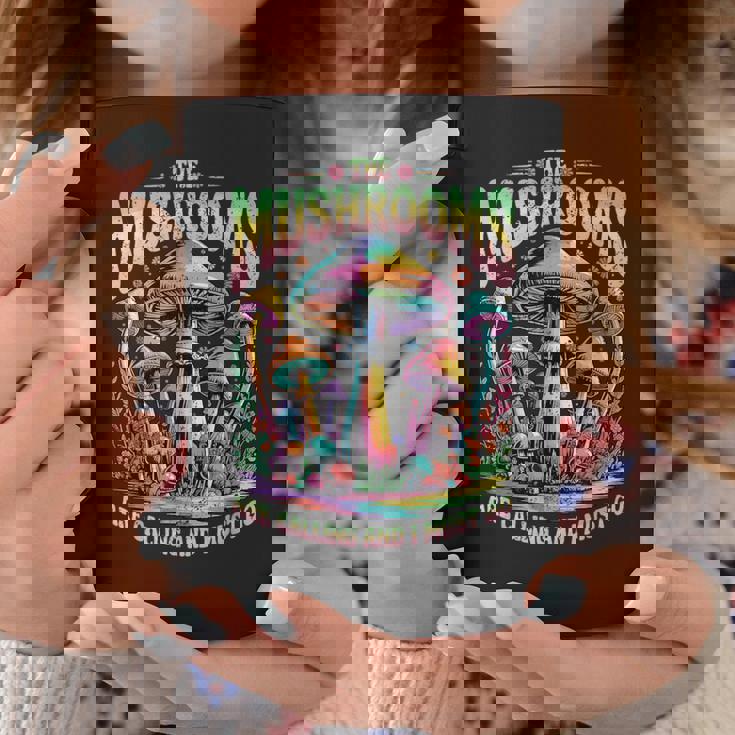 キノコはカラフルなサイケデリックな森の風景を呼んでいます。 コーヒーマグ 面白い贈り物