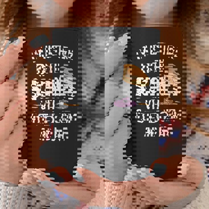 クロテッドクリームとジャムの入ったスコーンを食べに来ただけだよ コーヒーマグ 面白い贈り物