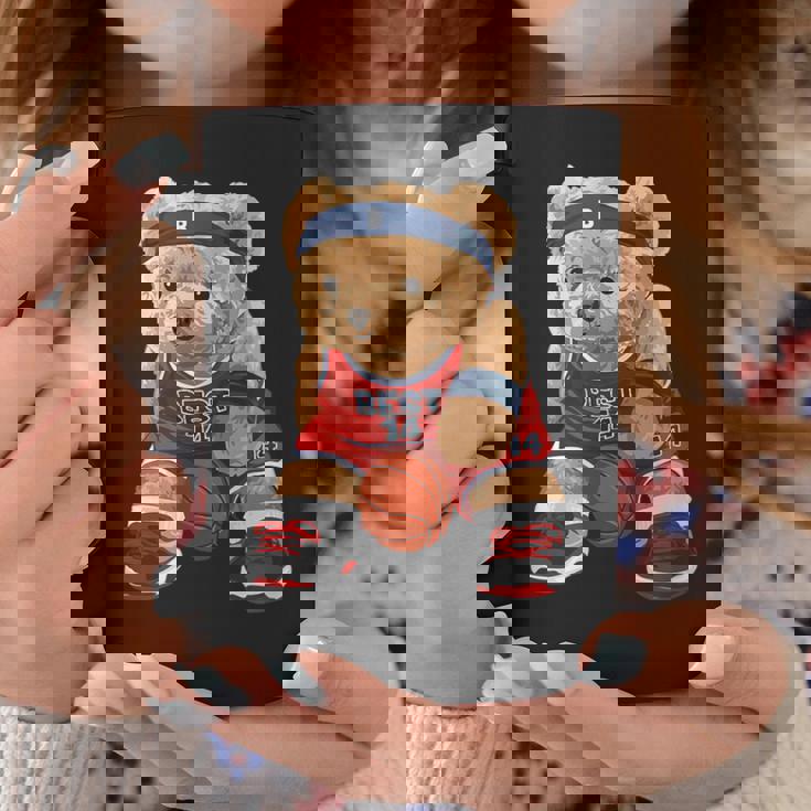 クールなテディベアがバスケットボールのイラストグラフィックデザインを演じます。 コーヒーマグ 面白い贈り物