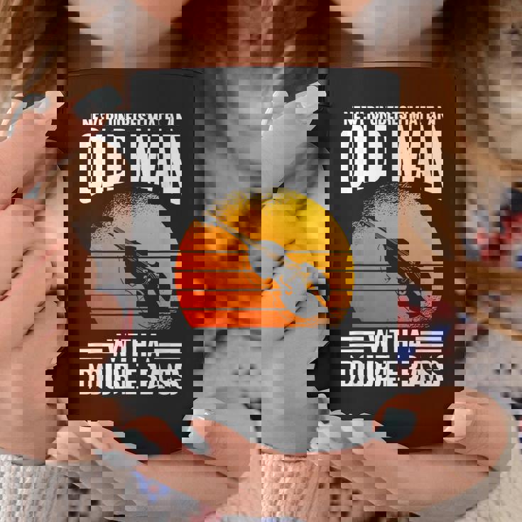 コントラバスの老人を過小評価しないでください コーヒーマグ 面白い贈り物