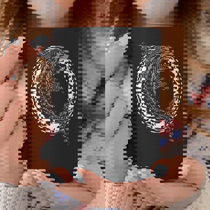 サメの魚のシンボル ハカ文化 マオリ族のパターン コーヒーマグ 面白い贈り物