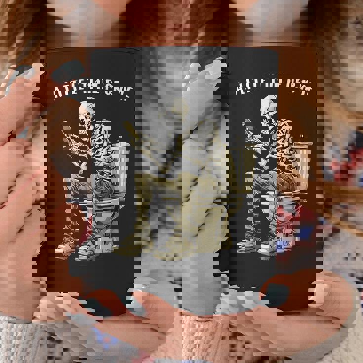 スマートフォン付きトイレのスケルトン ゴシックユーモア コーヒーマグ 面白い贈り物