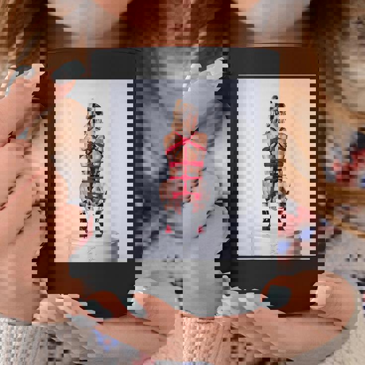 セクシーガールグラフィックtシャツ シバリロープのセクシーなピンナップガール コーヒーマグ 面白い贈り物