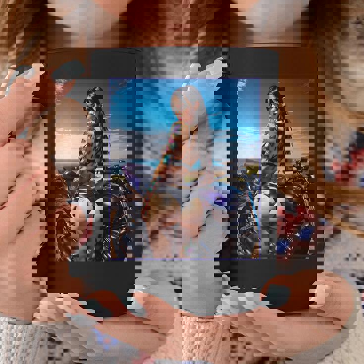 セクシーガールグラフィックtシャツ セクシーなラティーナガール&バイクビーチ。 長袖tシャツ コーヒーマグ 面白い贈り物