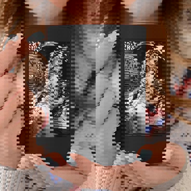 セクシーガールグラフィックtシャツ セクシーブロンドメカニックピンナップガールbw コーヒーマグ 面白い贈り物